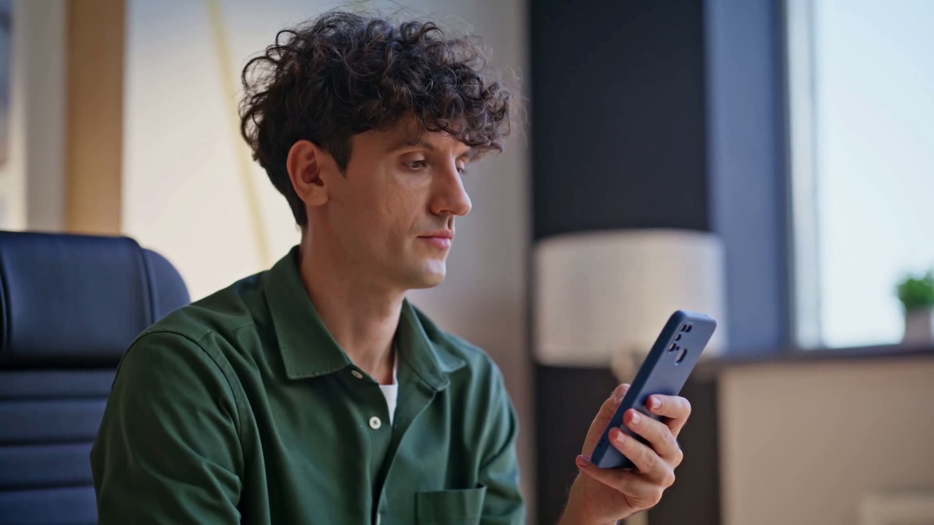Um homem olhando o álbum da família no celular